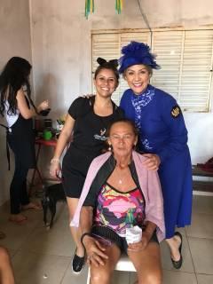 Luz nas raízes: cabeleireira leva beleza para mulheres da periferia