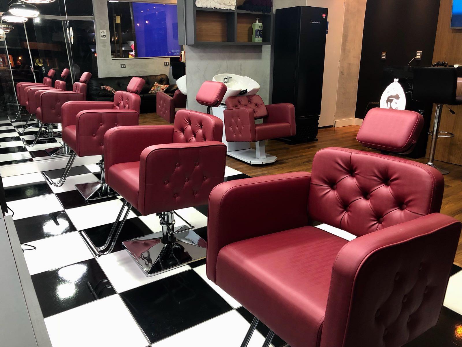 Alternando estilos, arquitetura de barbearia passeia entre o retrô e o moderno