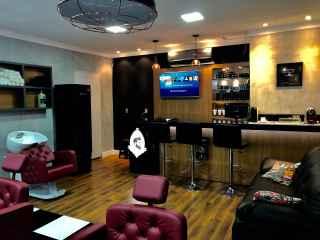 Alternando estilos, arquitetura de barbearia passeia entre o retrô e o moderno