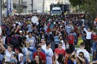 Marcha para Jesus sobe a Afonso Pena com políticos e candidatos à frente da multidão