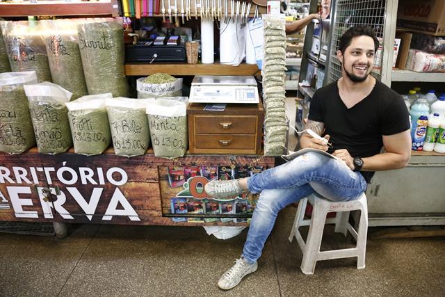 Andryw toca com a esposa, uma banca de ervas e acessórios para tereré. | Foto: Minamar Junior