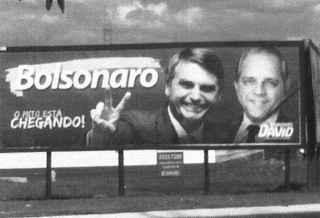 Ex-deputado é multado em R$ 5 mil por outdoor ao lado de Bolsonaro em MS