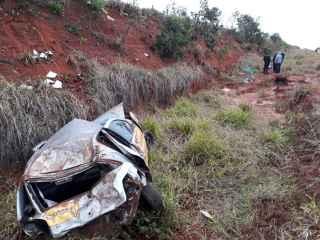 Mãe morre e pai e filha ficam feridos após capotamento na MS-040
