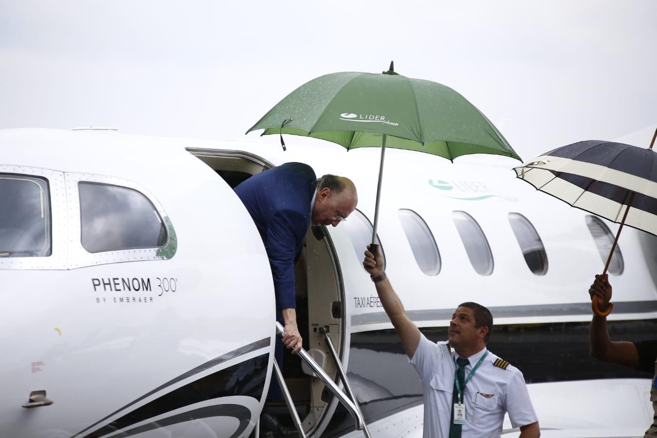 Em voo fretado e sozinho, Meirelles desembarca em Campo Grande sob chuva