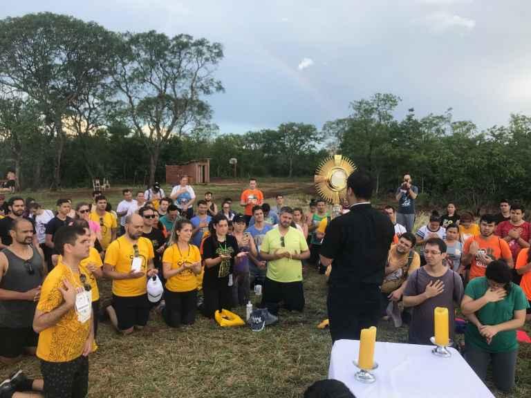 Com mais de 100 jovens, grupo sobe Morro do Ernesto para rezar terço