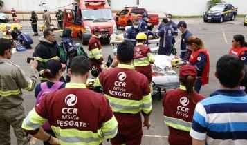Ação mobiliza forças de segurança e simula acidente com vítimas entre veículo e carreta
