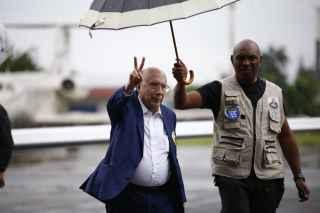 Em voo fretado e sozinho, Meirelles desembarca em Campo Grande sob chuva