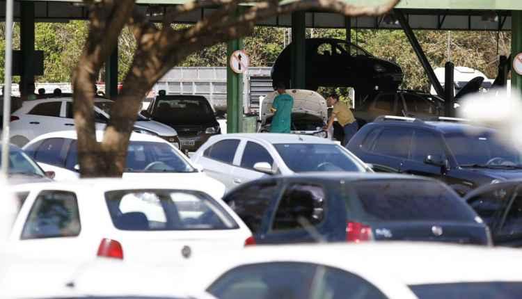 VÍDEO: Espera de 3 horas e fila quilométrica marca mais um dia de vistorias no Detran-MS