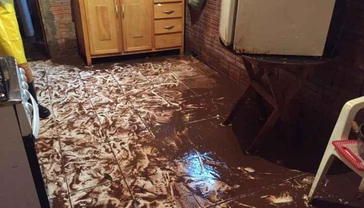 Chove em 5 horas o esperado para o mês todo e MS já tem desabrigados