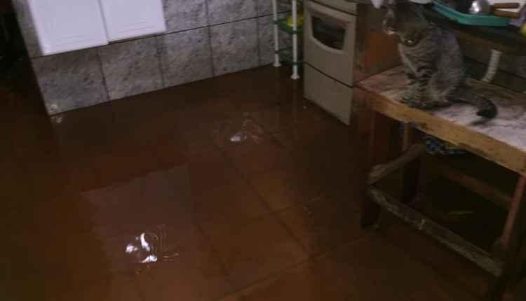 Chove em 5 horas o esperado para o mês todo e MS já tem desabrigados