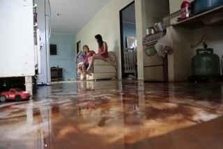 Água invade casa de madrugada e deixa família apavorada na Capital