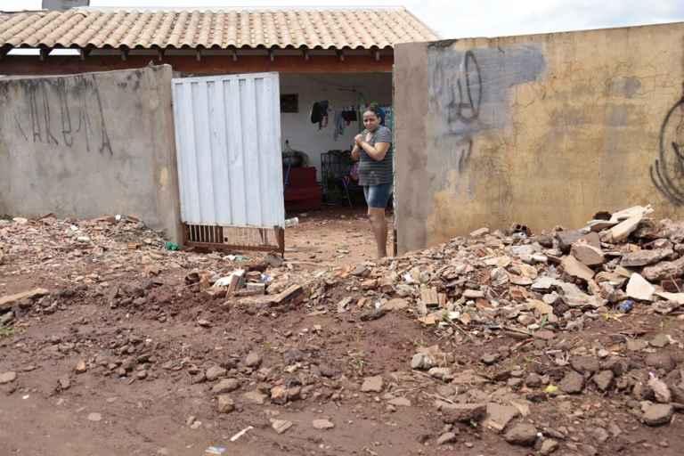Água invade casa de madrugada e deixa família apavorada na Capital