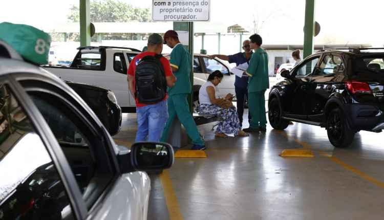 Filas diminuem no Detran, mas clientes cobram melhorias em vistorias no pátio