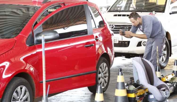 Filas diminuem no Detran, mas clientes cobram melhorias em vistorias no pátio