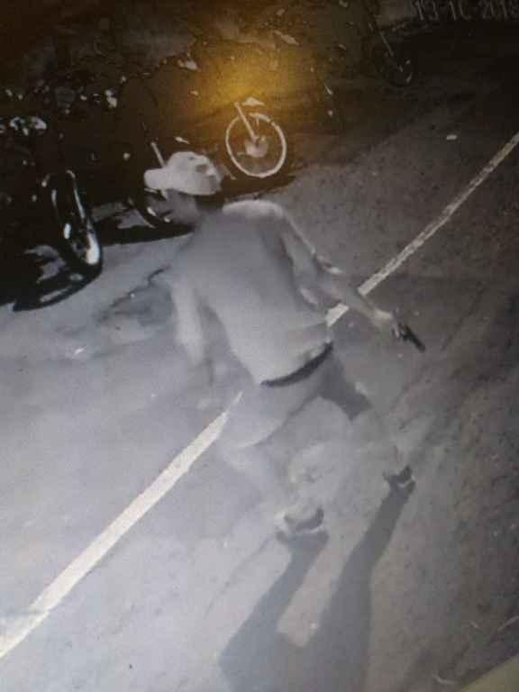 ‘Bando de viado': após gritos de ódio, homem dá três tiros e acerta jovem em frente a bar