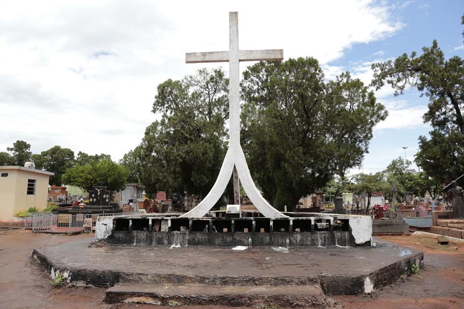 Nos cemitérios, Cruzeiros servem de orientação aos visitantes, mas também aos mortos
