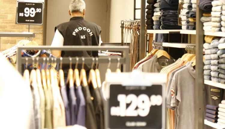 Black Friday: Procon faz ‘batida' em shopping para fiscalizar lojas
