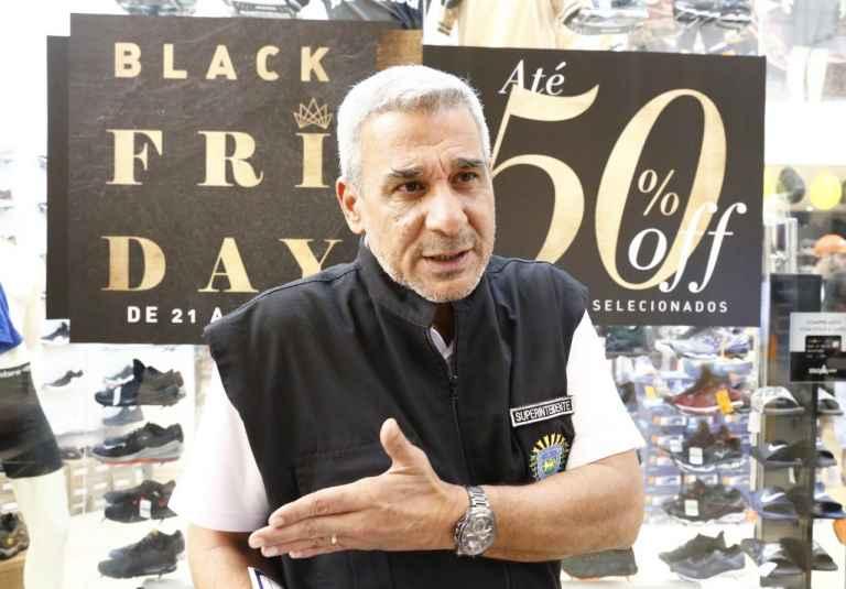 Black Friday: Procon faz ‘batida' em shopping para fiscalizar lojas