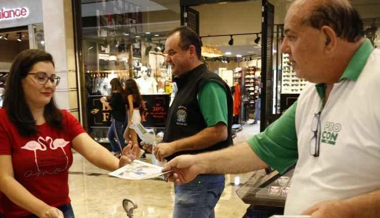 Black Friday: Procon faz ‘batida' em shopping para fiscalizar lojas