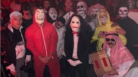 Jogador de futebol causa revolta com fantasia de Halloween