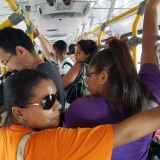Lotados, ônibus não param e passageiros chegam a esperar três coletivos para conseguirem embarcar