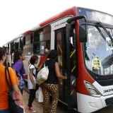 Lotados, ônibus não param e passageiros chegam a esperar três coletivos para conseguirem embarcar