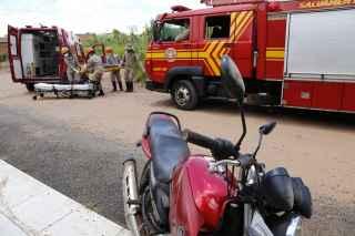 Motociclista fica ferido após desviar de caminhão, cair em buraco e se chocar em pedra