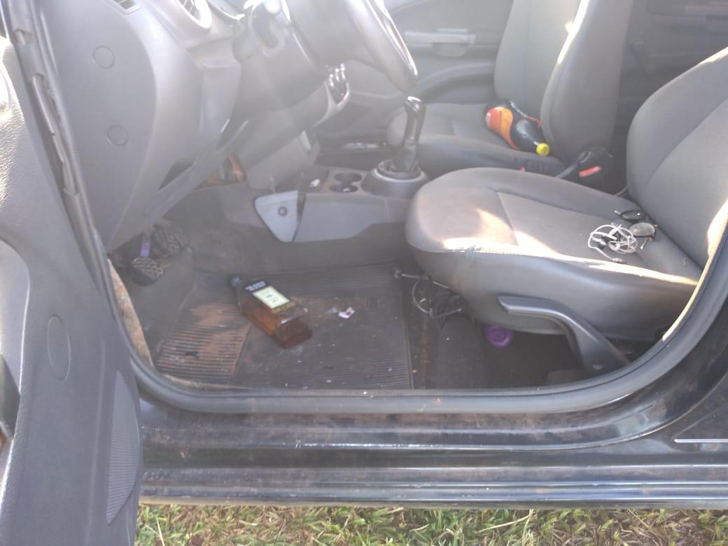 Com energético e whisky, três jovens ficam feridos ao baterem carro em poste