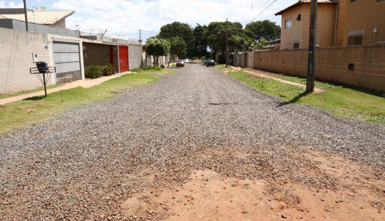 Mesma rua, duas realidades: no Rita Vieira tem ‘lagoa' e pedra paga por moradores