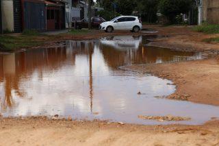 Mesma rua, duas realidades: no Rita Vieira tem ‘lagoa' e pedra paga por moradores