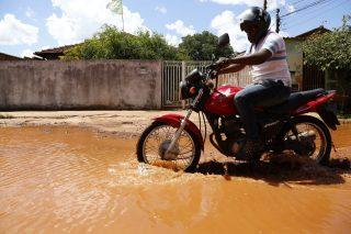 Mesma rua, duas realidades: no Rita Vieira tem ‘lagoa' e pedra paga por moradores