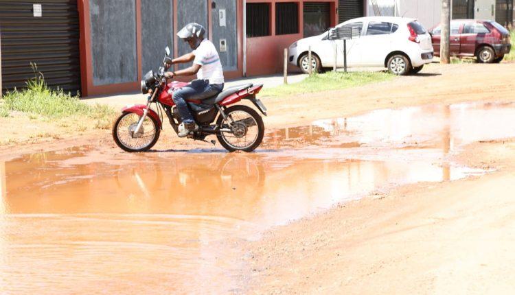 Mesma rua, duas realidades: no Rita Vieira tem ‘lagoa' e pedra paga por moradores
