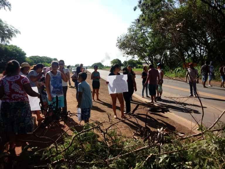 AGORA: moradores fazem bloqueio próximo ao ‘lixão' e pegam motoristas de surpresa