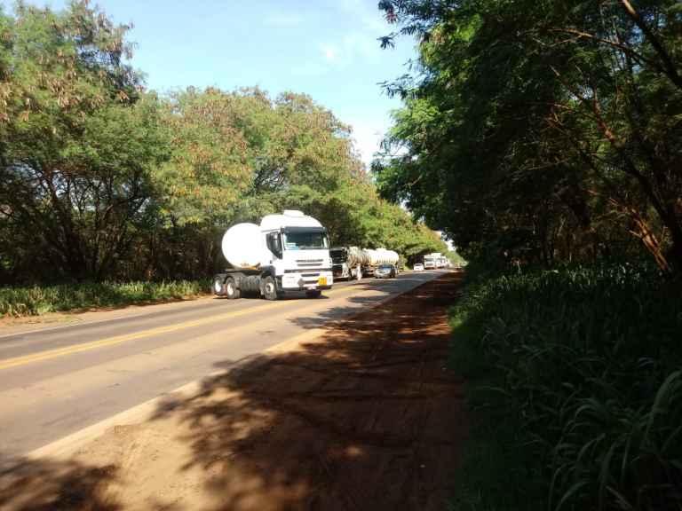 AGORA: moradores fazem bloqueio próximo ao ‘lixão' e pegam motoristas de surpresa
