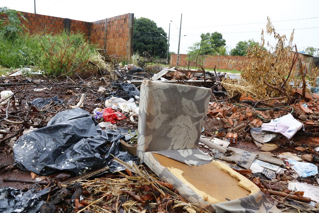 Cedido para construção de igreja, terreno vira depósito de lixo