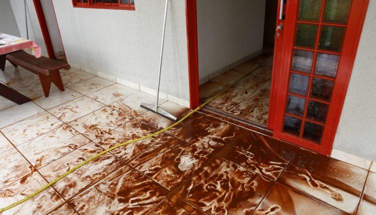 No Jardim Paradiso, nem asfalto resistiu à força da água e rua ficou destruída