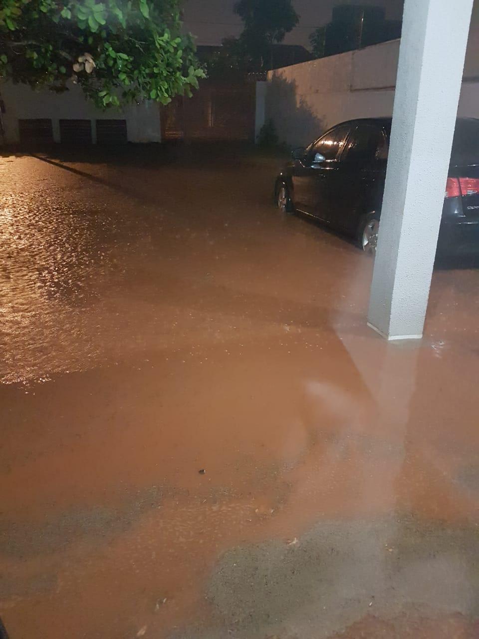 No Jardim Paradiso, nem asfalto resistiu à força da água e rua ficou destruída