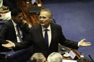 Em nova reviravolta, Renan Calheiros retira candidatura para presidente