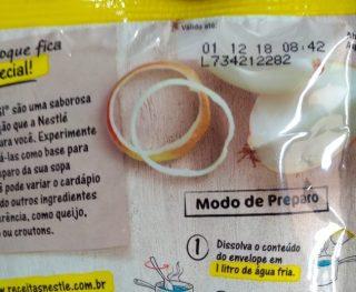 Supermercado é flagrado vendendo produtos vencidos e com larvas na Capital