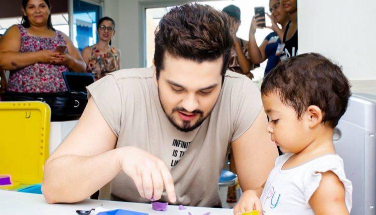 Luan Santana comemora aniversário em Casa de Apoio de Campo Grande
