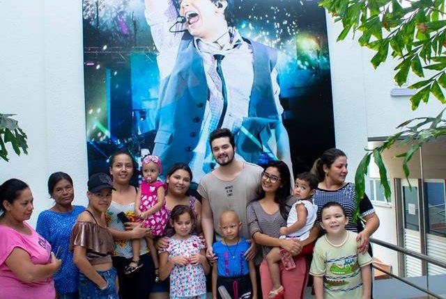 Luan Santana comemora aniversário em Casa de Apoio de Campo Grande