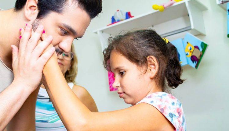 Luan Santana comemora aniversário em Casa de Apoio de Campo Grande