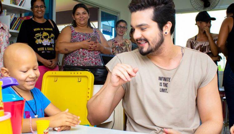 Luan Santana comemora aniversário em Casa de Apoio de Campo Grande