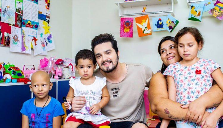 Luan Santana comemora aniversário em Casa de Apoio de Campo Grande