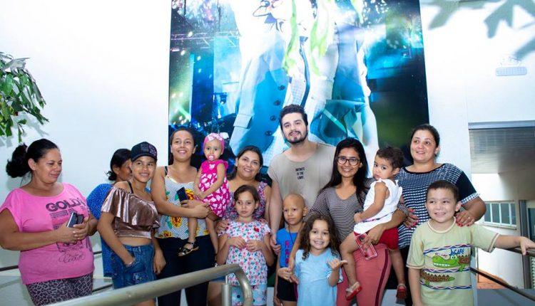 Luan Santana comemora aniversário em Casa de Apoio de Campo Grande