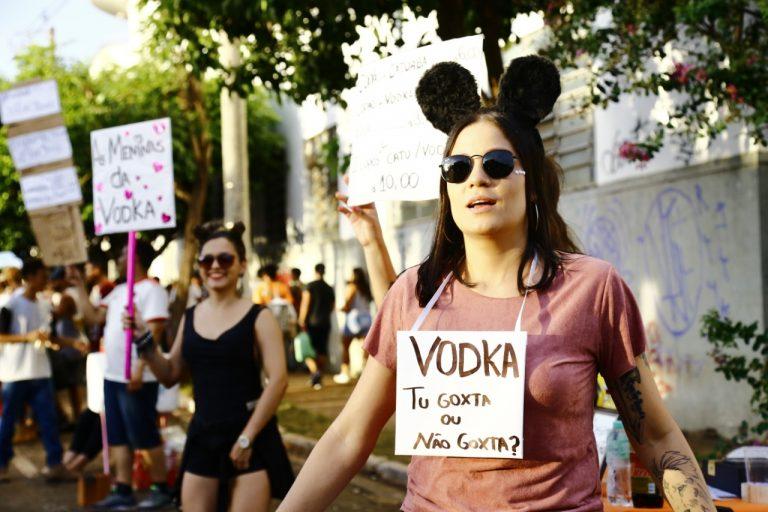 Famílias, muita espuma e até artista internacional: confira as imagens do Carnaval