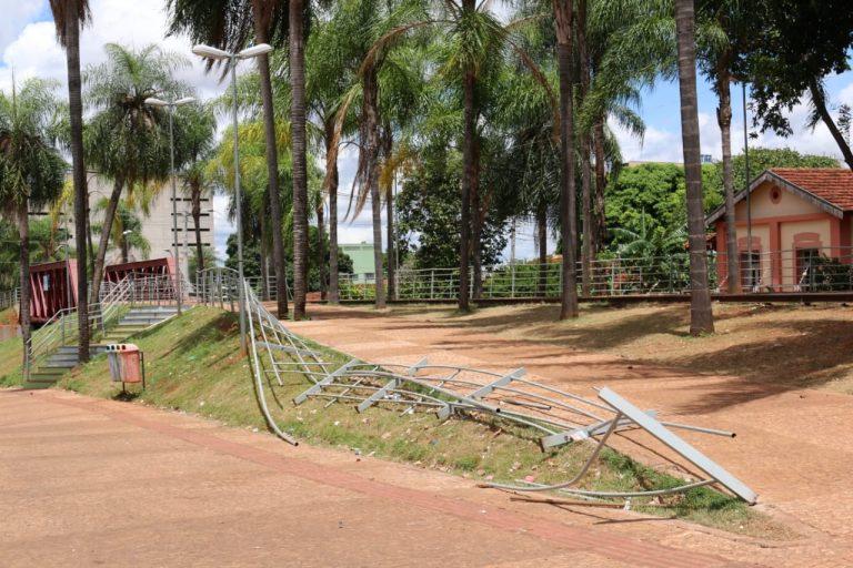 Mau comportamento dos foliões gera reclamação de quem vive na região da Esplanada