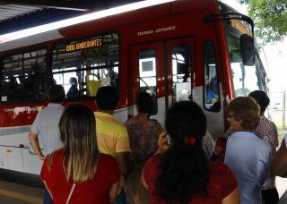 Mulheres contam que são assediadas e passam por constrangimentos em ônibus lotados