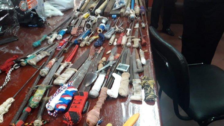 Presos brasileiros do PCC usam guarda como refém em presídio no Paraguai