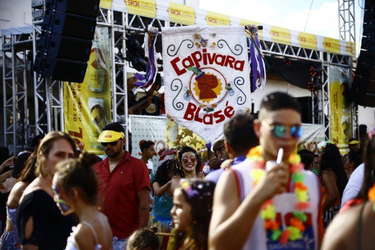 Famílias, muita espuma e até artista internacional: confira as imagens do Carnaval